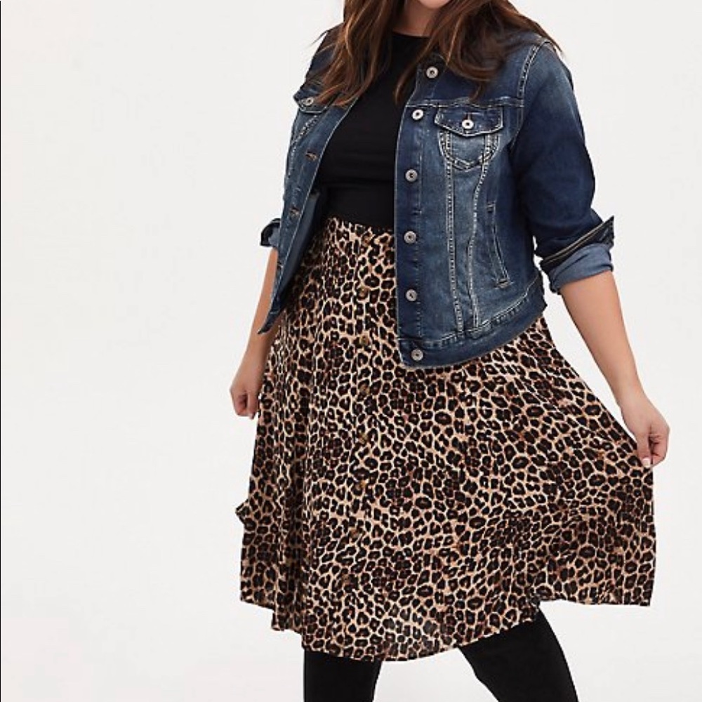 Torrid LEOPARD CHALLIS BUTTON FRONT MIDI SKIRT